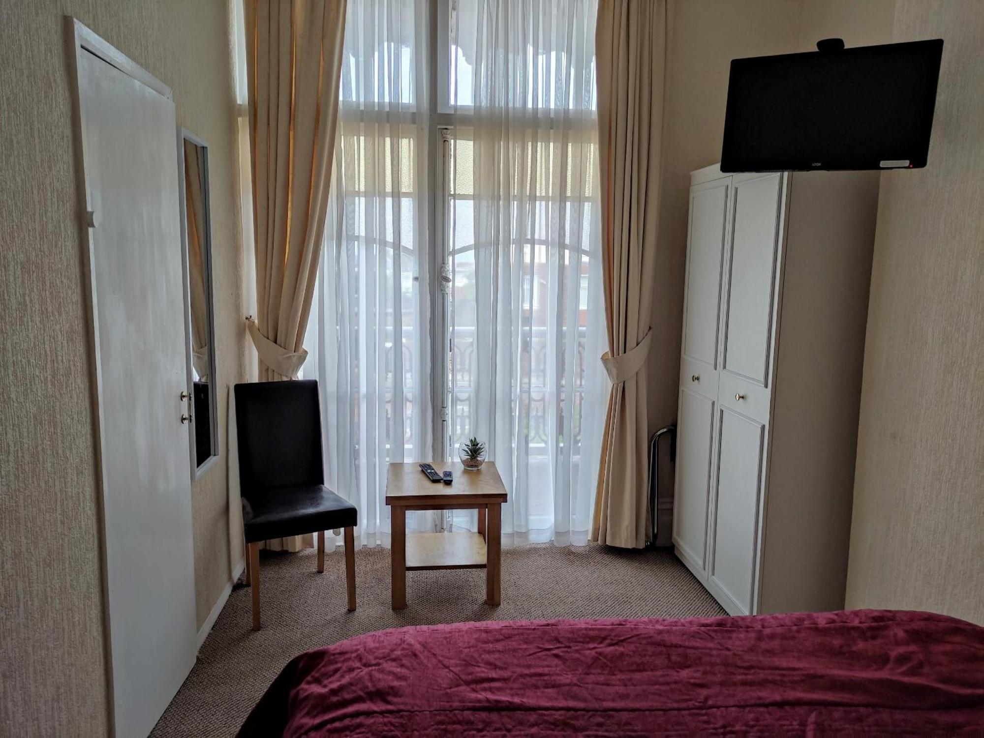 Cleve Court Hotel Paignton Room photo