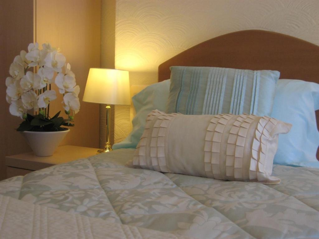 Cleve Court Hotel Paignton Room photo